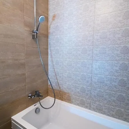 Yan - Near Mall & Free Private Parking Apartment Brasov