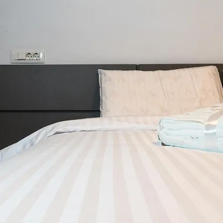 Yan - Near Mall & Free Private Parking Apartment Brasov